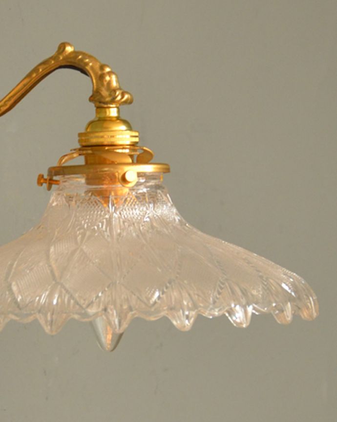 Handleオリジナル 照明・ライティング Handleオリジナルの真鍮壁付けブラケット(E17シャンデリア球・ギャラリーA付)。1つ1つ微妙に違っていますシェードは手作りなので、誤差があったり、気泡やキズ、汚れが入っている場合もあります。(wr-070-o)