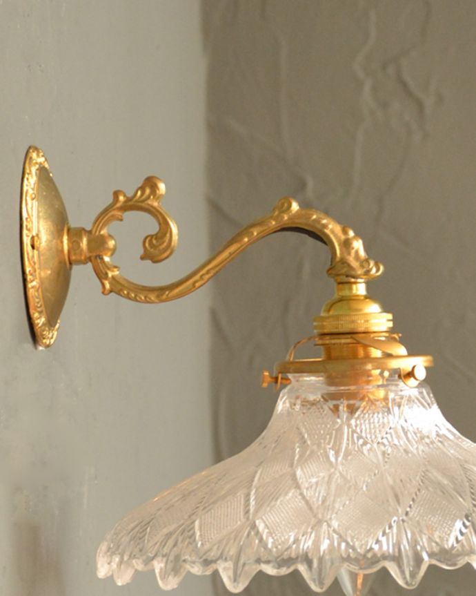 Handleオリジナル 照明・ライティング Handleオリジナルの真鍮壁付けブラケット(E17シャンデリア球・ギャラリーA付)。横から見たデザインも美しい・・・どんなお部屋もゴージャスな雰囲気に魅せてくれる優雅で美しいデザインが自慢です。(wr-070-o)