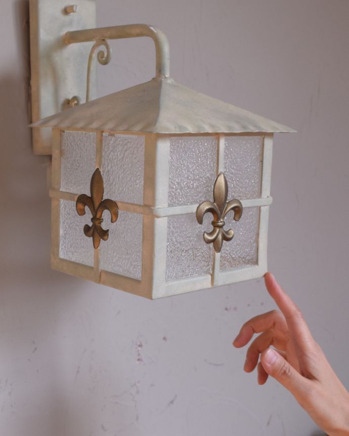 Handleオリジナル　照明・ライティング　オシャレに玄関を照らしてくれるHandleオリジナルのアンティーク風 外灯（E26球付）。フランスのアンティークをモチーフにした外灯わが家の外灯をモチーフにしたフランスらしいデザインの外灯です。(wr-074-o-1)