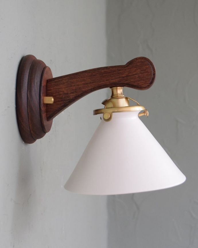 壁付け照明の側面