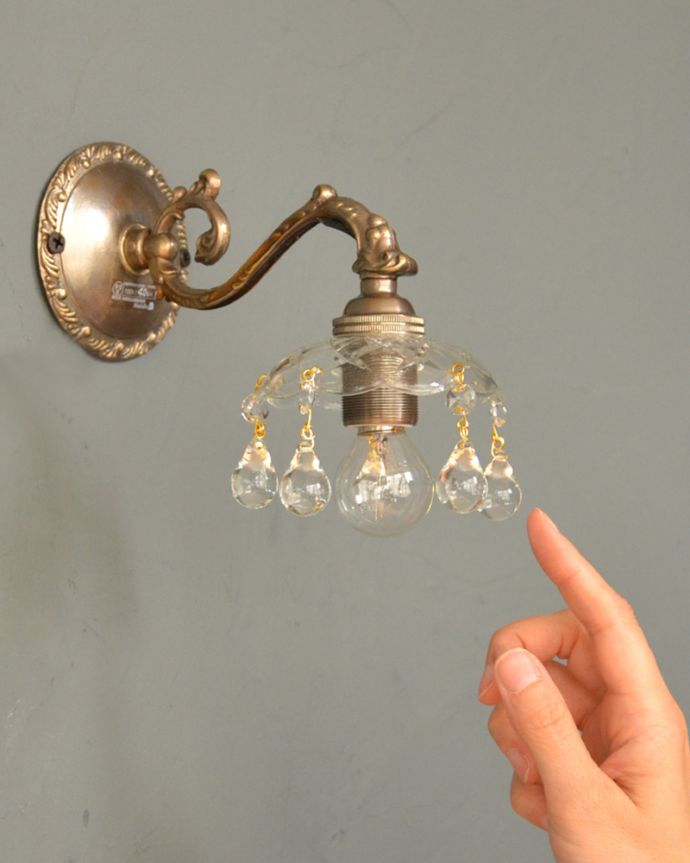 Handleオリジナル　照明・ライティング　Handleオリジナルガラス皿のウォールシャンデリアＡ(アンティーク色・丸球付・ギャラリーなし）。壁をオシャレに彩ってくれる壁付けシャンデリアヨーロッパから取り寄せた真鍮のパーツを組み合わせて作ったHandleオリジナルの壁付けブラケットに、ガラスのお皿×ビーズのプチシャンデリアを組み合わせました。(wr-090a-o)