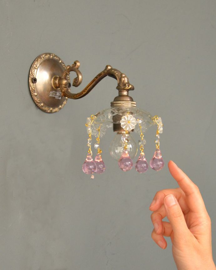 Handleオリジナル　照明・ライティング　Handleオリジナルガラス皿のウォールシャンデリアB（アンティーク色・丸球付・ギャラリーなし）。壁をオシャレに彩ってくれる壁付けシャンデリアヨーロッパから取り寄せた真鍮のパーツを組み合わせて作ったHandleオリジナルの壁付けブラケットに、ガラスのお皿×ビーズのプチシャンデリアを組み合わせました。(wr-091a-o)