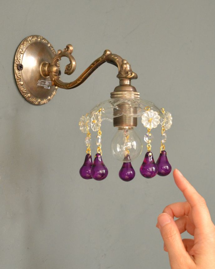 Handleオリジナル 照明・ライティング Handleオリジナルガラス皿のウォールシャンデリアC(アンティーク色・丸球付・ギャラリーなし)。壁をオシャレに彩ってくれる壁付けシャンデリアヨーロッパから取り寄せた真鍮のパーツを組み合わせて作ったHandleオリジナルの壁付けブラケットに、ガラスのお皿×ビーズのプチシャンデリアを組み合わせました。(wr-092a-o)