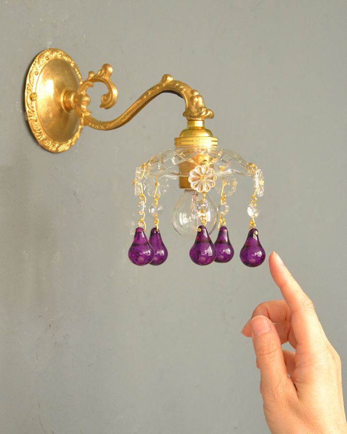 Handleオリジナル 照明・ライティング Handleオリジナルガラス皿のウォールシャンデリアC(丸球付・ギャラリーなし) 。キラキラ輝く本物の輝きヨーロッパから取り寄せた真鍮のパーツを組み合わせて作ったHandleオリジナルの壁付けブラケットに、ガラスのお皿×ビーズのプチシャンデリアを組み合わせました。(wr-092g-o)