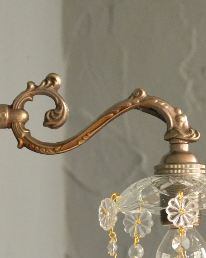 Handleオリジナル　照明・ライティング　Handleオリジナルガラス皿のウォールシャンデリアD（アンティーク色・丸球付・ギャラリーなし）。横から見たデザインも美しい･･･どんなお部屋もゴージャスな雰囲気に魅せてくれる優雅で美しいヨーロッパのデザインが自慢です。(wr-093a-o)