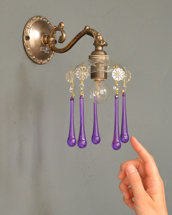 Handleオリジナル　照明・ライティング　Handleオリジナルガラス皿のウォールシャンデリアE(アンティーク色・丸球付・ギャラリーなし）。壁をオシャレに彩ってくれる壁付けシャンデリアヨーロッパから取り寄せた真鍮のパーツを組み合わせて作ったHandleオリジナルの壁付けブラケットに、ガラスのお皿×ビーズのプチシャンデリアを組み合わせました。(wr-094a-o)