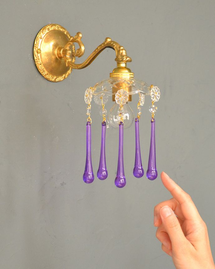 Handleオリジナル　照明・ライティング　Handleオリジナルガラス皿のウォールシャンデリアE(丸球付・ギャラリーなし）。キラキラ輝く本物の輝きヨーロッパから取り寄せた真鍮のパーツを組み合わせて作ったHandleオリジナルの壁付けブラケットに、ガラスのお皿×ビーズのプチシャンデリアを組み合わせました。(wr-094g-o)