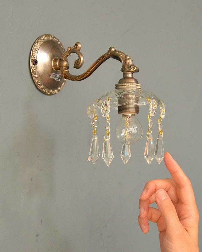 Handleオリジナル　照明・ライティング　Handleオリジナルガラス皿のウォールシャンデリアＦ（アンティーク色・丸球付・ギャラリーなし）。壁をオシャレに彩ってくれる壁付けシャンデリアヨーロッパから取り寄せた真鍮のパーツを組み合わせて作ったHandleオリジナルの壁付けブラケットに、ガラスのお皿×ビーズのプチシャンデリアを組み合わせました。(wr-095a-o)