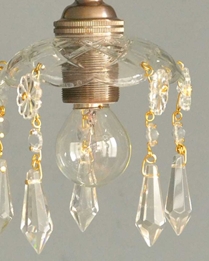 Handleオリジナル　照明・ライティング　Handleオリジナルガラス皿のウォールシャンデリアＦ（アンティーク色・丸球付・ギャラリーなし）。1つ1つ手作りしていますシェードはアンティークと同じように、細い真鍮のピンを曲げて、一つ一つガラスのパーツを手作業で取り付けています。(wr-095a-o)