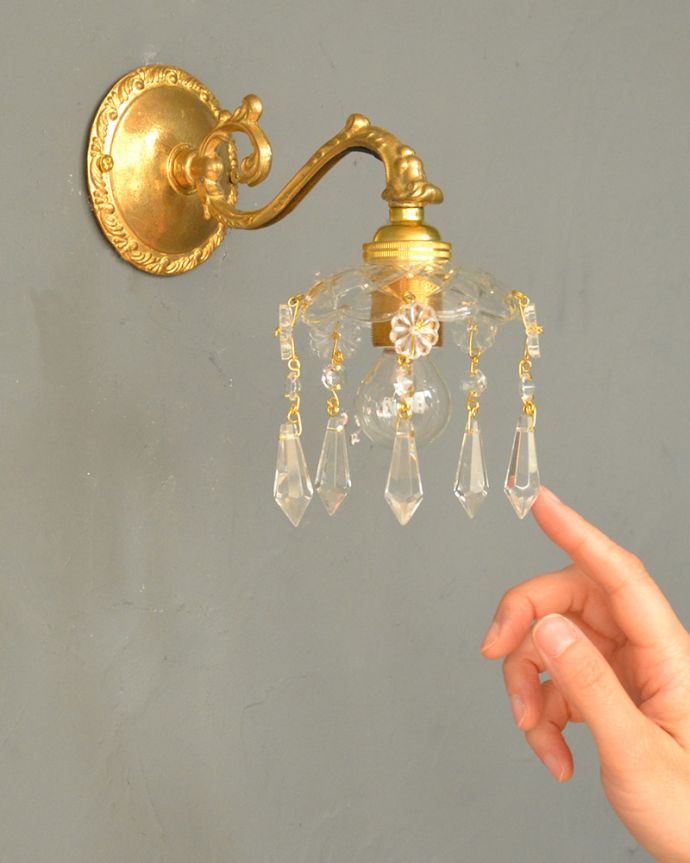 Handleオリジナル　照明・ライティング　Handleオリジナルガラス皿のウォールシャンデリアＦ（丸球付・ギャラリーなし）。キラキラ輝く本物の輝きヨーロッパから取り寄せた真鍮のパーツを組み合わせて作ったHandleオリジナルの壁付けブラケットに、ガラスのお皿×ビーズのプチシャンデリアを組み合わせました。(wr-095g-o)