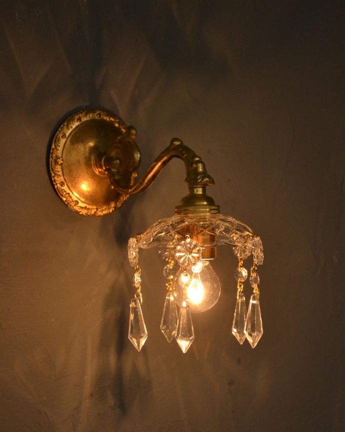 Handleオリジナル　照明・ライティング　Handleオリジナルガラス皿のウォールシャンデリアＦ（丸球付・ギャラリーなし）。夜が楽しみになる壁からの灯り点灯した時に壁に映るドラマティックな光の陰影を楽しむことが出来ます。(wr-095g-o)