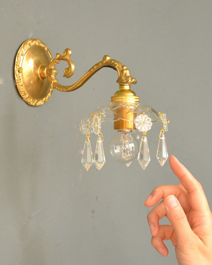 Handleオリジナル 照明・ライティング Handleオリジナルガラス皿のウォールシャンデリアG(丸球付・ギャラリーなし)。キラキラ輝く本物の輝きヨーロッパから取り寄せた真鍮のパーツを組み合わせて作ったHandleオリジナルの壁付けブラケットに、ガラスのお皿×ビーズのプチシャンデリアを組み合わせました。(wr-096g-o)