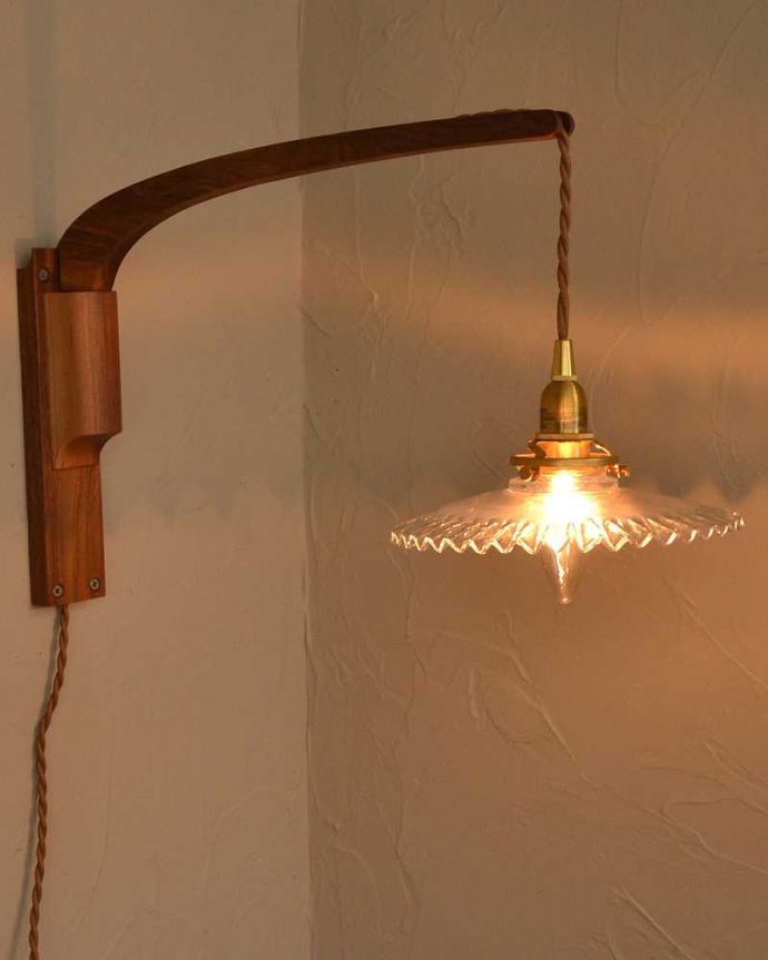 壁付けブラケット　照明・ライティング　可愛いフリルのガラスシェードが付いたウォルナット材の可動式壁付けブラケット（Ｅ26型丸球1個付）。。(wr-106c-b)