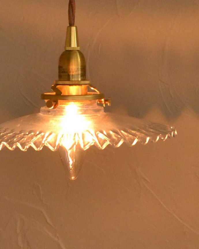 壁付けブラケット　照明・ライティング　可愛いフリルのガラスシェードが付いたウォルナット材の可動式壁付けブラケット（Ｅ26型丸球1個付）。。(wr-106c-b)