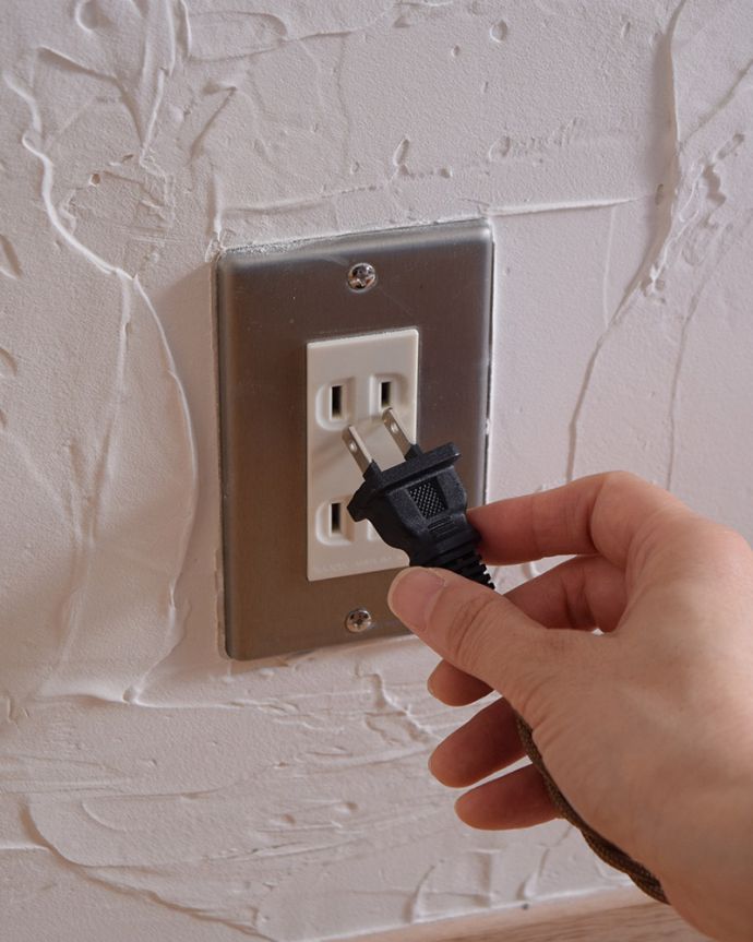 壁付けブラケット　照明・ライティング　可愛いフリルのガラスシェードが付いたウォルナット材の伸長式壁付けブラケット（Ｅ26型丸球1個付）。。(wr-107w-b)