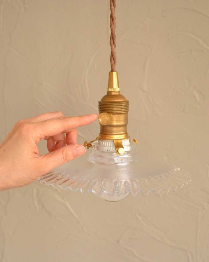 壁付けブラケット　照明・ライティング　可愛いフリルのガラスシェードが付いたウォルナット材の可動式壁付けブラケット（Ｅ26型丸球1個付）。。(wr-106c-b)