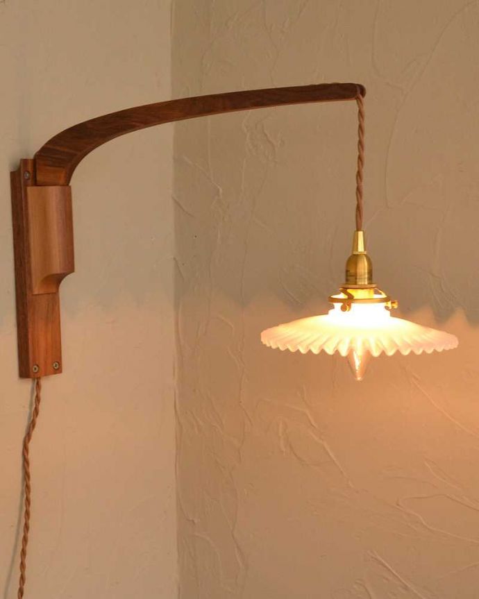 壁付けブラケット　照明・ライティング　可愛いフリルのガラスシェードが付いたウォルナット材の可動式壁付けブラケット（Ｅ17型シャンデリア球1個付）。。(wr-106w-a)