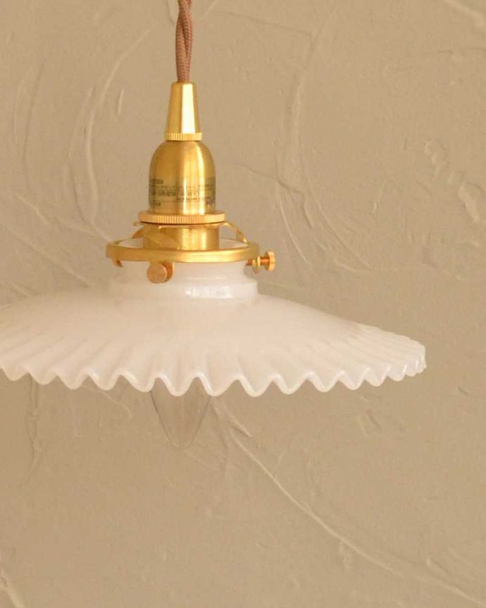 壁付けブラケット　照明・ライティング　可愛いフリルのガラスシェードが付いたウォルナット材の可動式壁付けブラケット（Ｅ17型シャンデリア球1個付）。。(wr-106w-a)