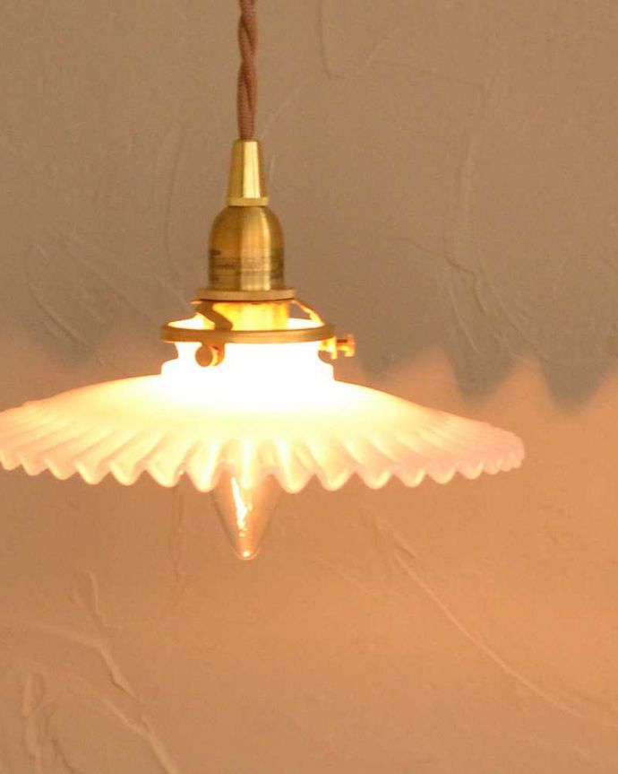 壁付けブラケット　照明・ライティング　可愛いフリルのガラスシェードが付いたウォルナット材の可動式壁付けブラケット（Ｅ17型シャンデリア球1個付）。。(wr-106w-a)