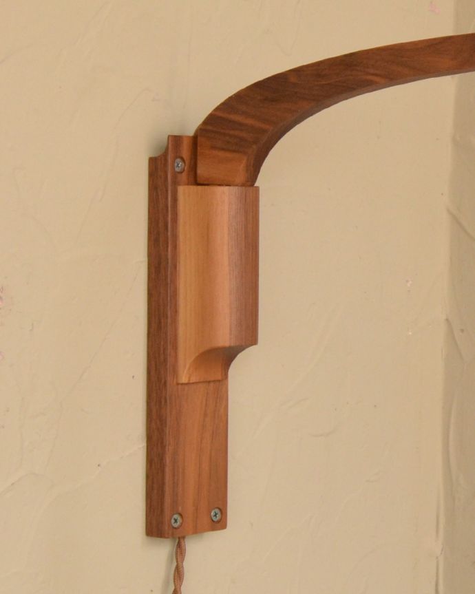 壁付けブラケット　照明・ライティング　可愛いフリルのガラスシェードが付いたウォルナット材の可動式壁付けブラケット（Ｅ17型シャンデリア球1個付）。。(wr-106w-a)