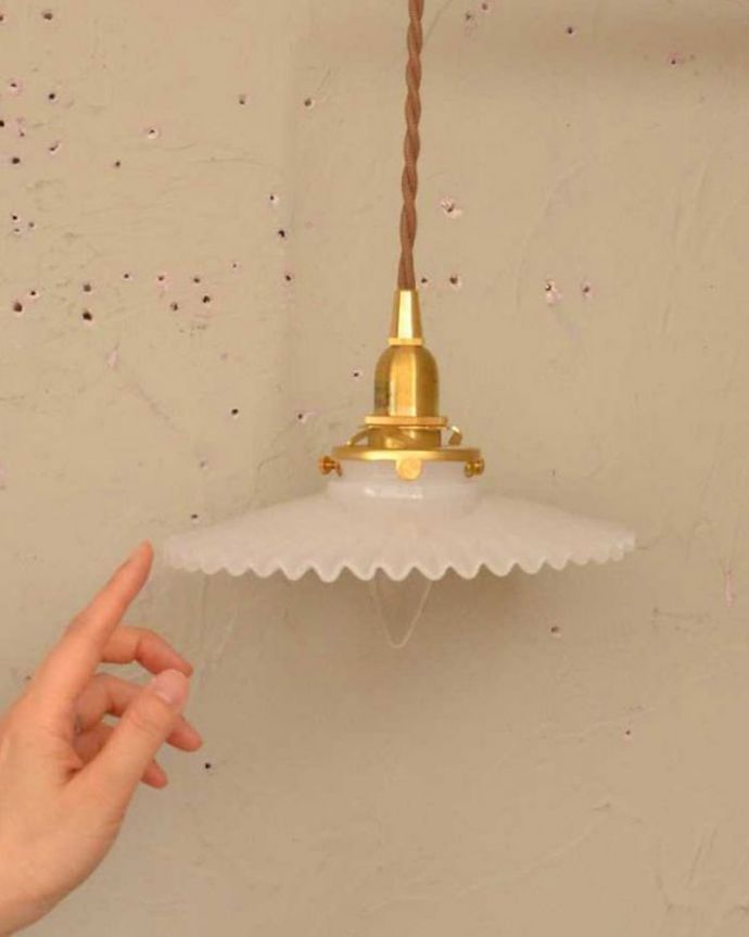 壁付けブラケット　照明・ライティング　可愛いフリルのガラスシェードが付いたウォルナット材の可動式壁付けブラケット（Ｅ17型シャンデリア球1個付）。。(wr-106w-a)