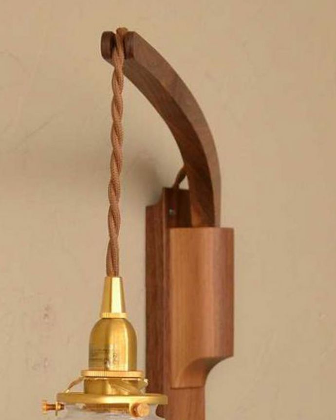 壁付けブラケット　照明・ライティング　可愛いフリルのガラスシェードが付いたウォルナット材の可動式壁付けブラケット（Ｅ17型シャンデリア球1個付）。。(wr-106w-a)