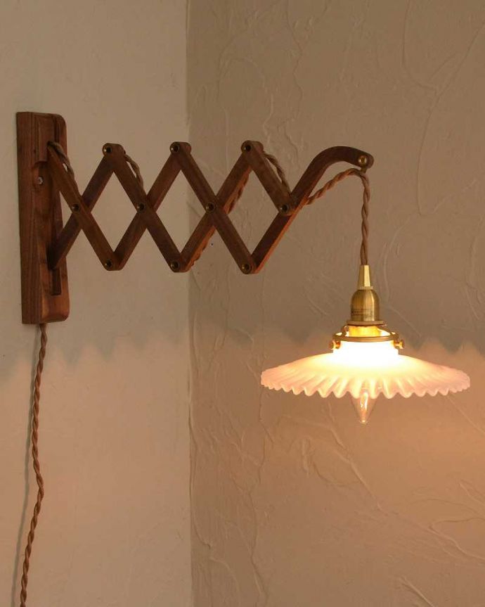 壁付けブラケット　照明・ライティング　可愛いフリルのガラスシェードが付いたウォルナット材の伸長式壁付けブラケット（Ｅ26型丸球1個付）。。(wr-107w-b)