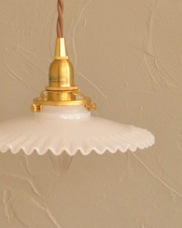 壁付けブラケット　照明・ライティング　可愛いフリルのガラスシェードが付いたウォルナット材の伸長式壁付けブラケット（Ｅ17型シャンデリア球1個付）。。(wr-107w-a)