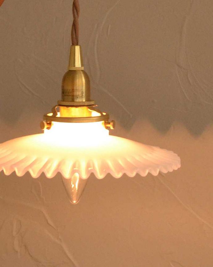 壁付けブラケット　照明・ライティング　可愛いフリルのガラスシェードが付いたウォルナット材の伸長式壁付けブラケット（Ｅ26型丸球1個付）。。(wr-107w-b)