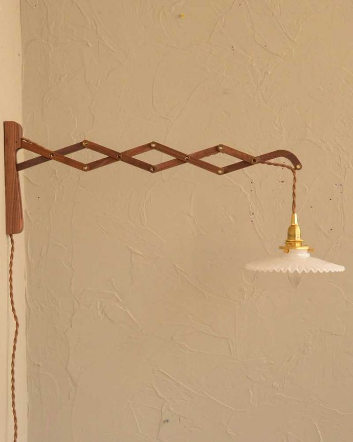 壁付けブラケット　照明・ライティング　可愛いフリルのガラスシェードが付いたウォルナット材の伸長式壁付けブラケット（Ｅ26型丸球1個付）。。(wr-107w-b)