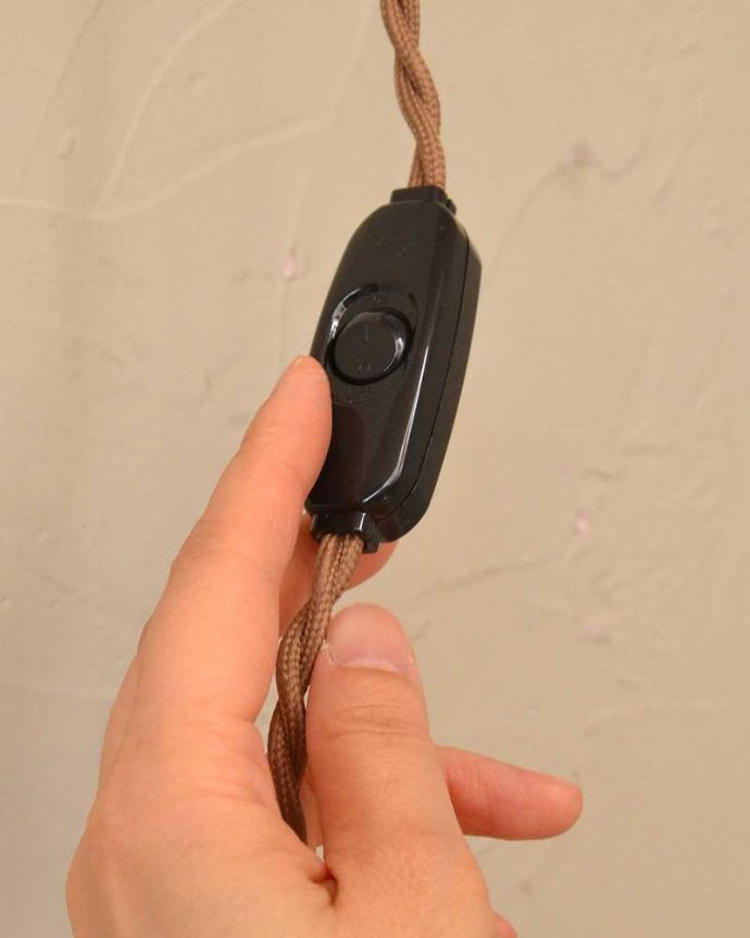 壁付けブラケット　照明・ライティング　可愛いフリルのガラスシェードが付いたウォルナット材の伸長式壁付けブラケット（Ｅ17型シャンデリア球1個付）。。(wr-107w-a)