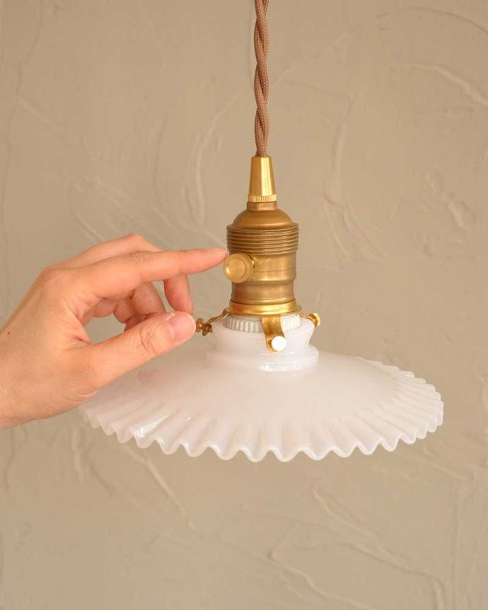 壁付けブラケット　照明・ライティング　可愛いフリルのガラスシェードが付いたウォルナット材の伸長式壁付けブラケット（Ｅ26型丸球1個付）。。(wr-107w-b)