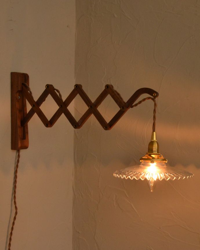 壁付けブラケット　照明・ライティング　可愛いフリルのガラスシェードが付いたウォルナット材の伸長式壁付けブラケット（Ｅ26型丸球1個付）。。(wr-107c-b)