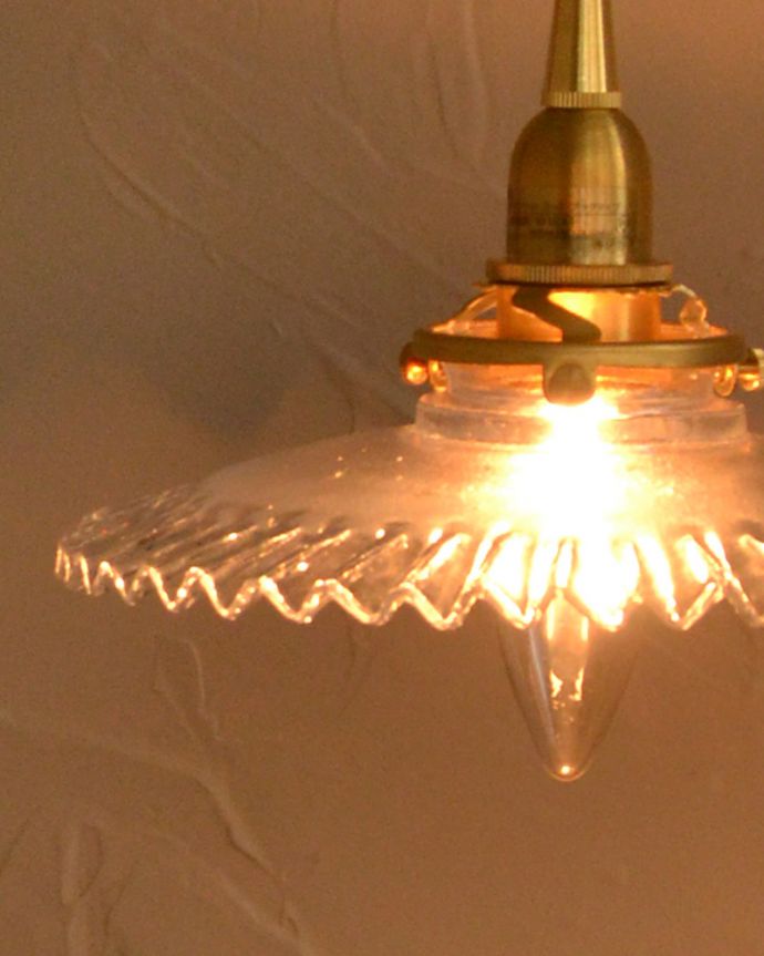 壁付けブラケット　照明・ライティング　可愛いフリルのガラスシェードが付いたウォルナット材の伸長式壁付けブラケット（Ｅ26型丸球1個付）。。(wr-107c-b)