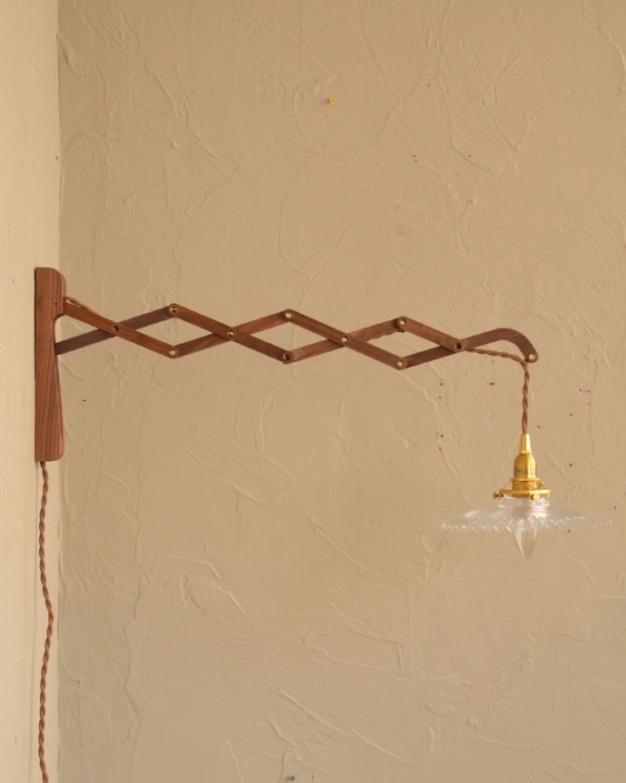 壁付けブラケット　照明・ライティング　可愛いフリルのガラスシェードが付いたウォルナット材の伸長式壁付けブラケット（Ｅ26型丸球1個付）。。(wr-107c-b)