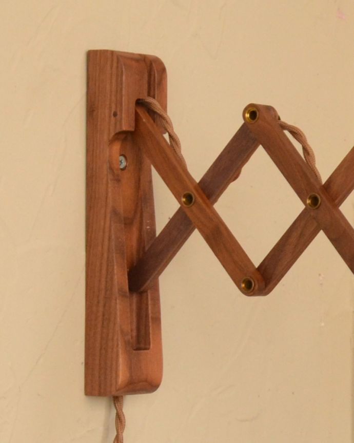 壁付けブラケット　照明・ライティング　可愛いフリルのガラスシェードが付いたウォルナット材の伸長式壁付けブラケット（Ｅ26型丸球1個付）。。(wr-107w-b)