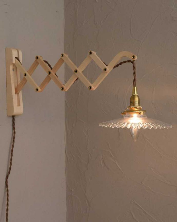 壁付けブラケット　照明・ライティング　可愛いフリルのガラスシェードが付いたメープル材の伸長式壁付けブラケット（Ｅ26型丸球1個付）。。(wr-108c-b)