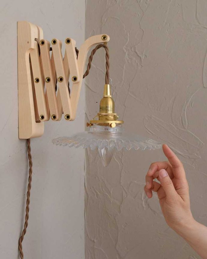 壁付けブラケット　照明・ライティング　可愛いフリルのガラスシェードが付いたメープル材の伸長式壁付けブラケット（Ｅ17型シャンデリア球1個付）。。(wr-108c-a)