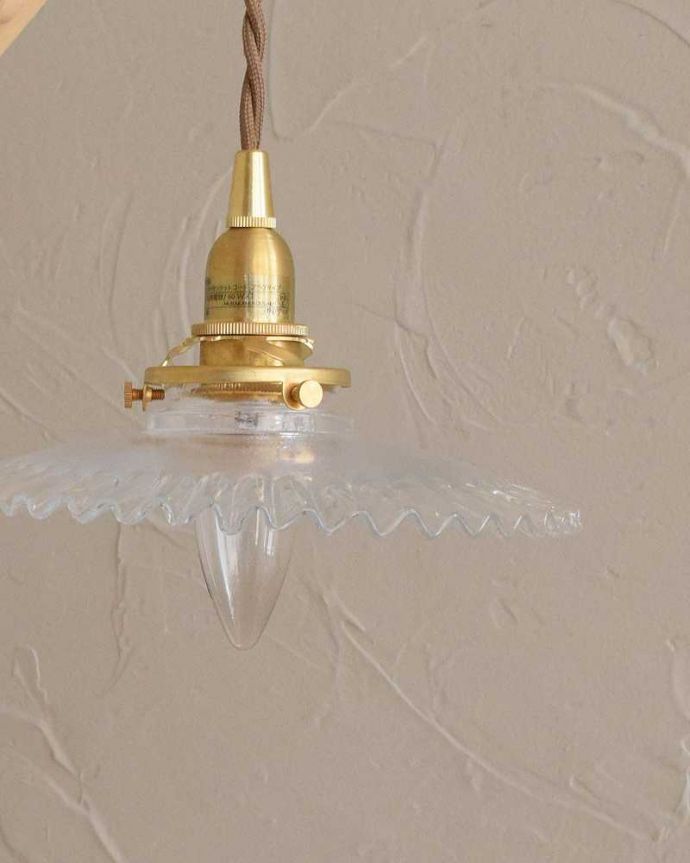 壁付けブラケット　照明・ライティング　可愛いフリルのガラスシェードが付いたメープル材の伸長式壁付けブラケット（Ｅ17型シャンデリア球1個付）。。(wr-108c-a)