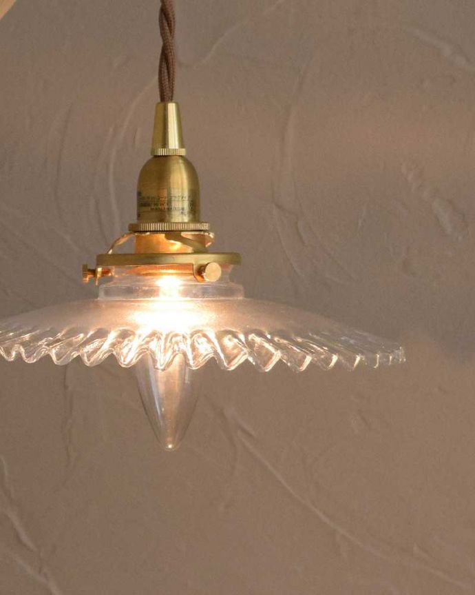 壁付けブラケット　照明・ライティング　可愛いフリルのガラスシェードが付いたメープル材の伸長式壁付けブラケット（Ｅ26型丸球1個付）。。(wr-108c-b)