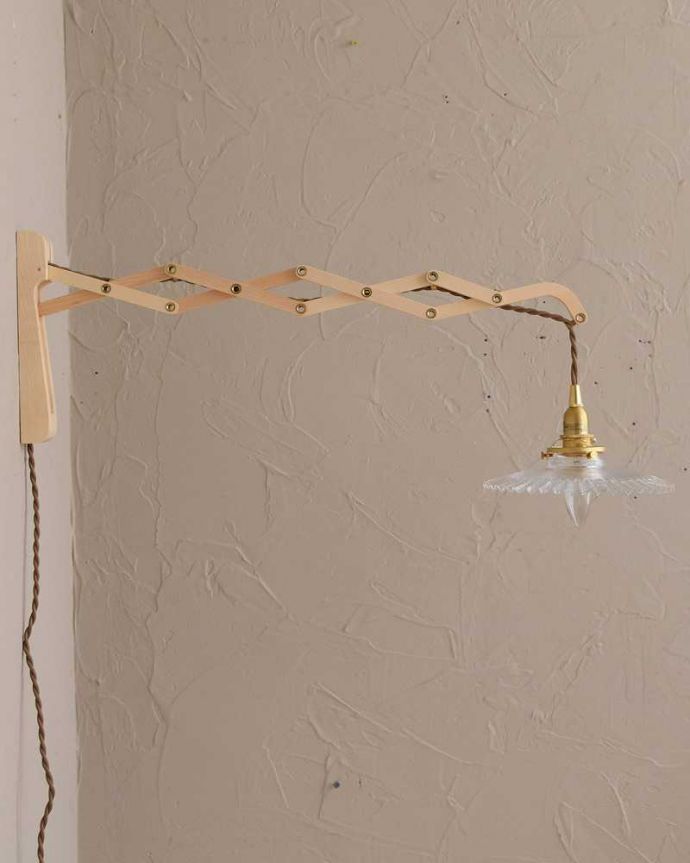 壁付けブラケット　照明・ライティング　可愛いフリルのガラスシェードが付いたメープル材の伸長式壁付けブラケット（Ｅ26型丸球1個付）。。(wr-108c-b)