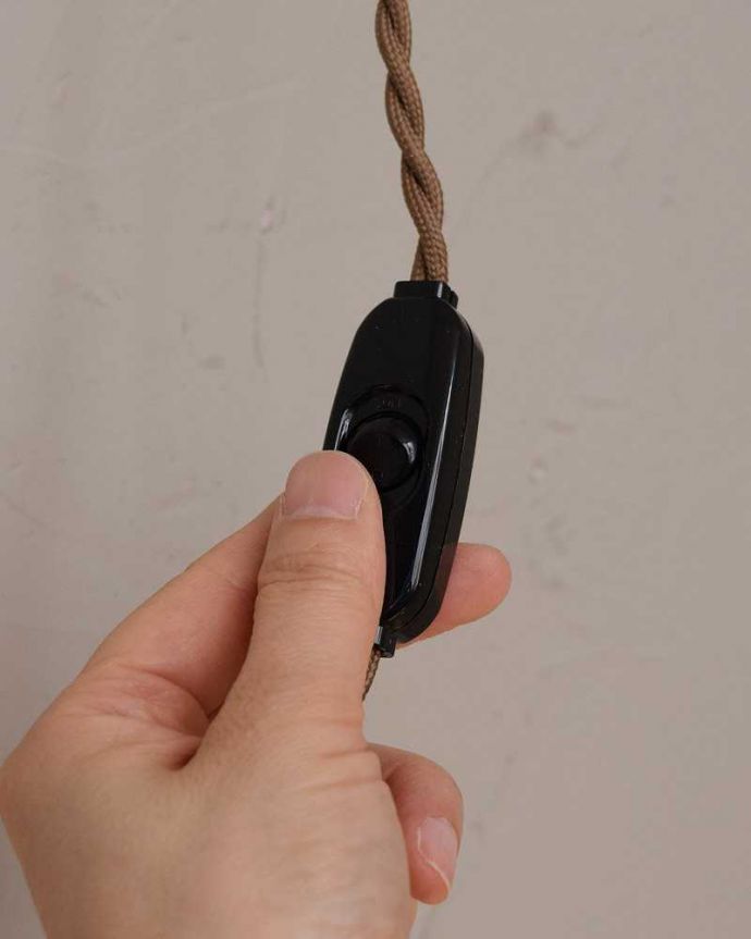 壁付けブラケット　照明・ライティング　可愛いフリルのガラスシェードが付いたメープル材の伸長式壁付けブラケット（Ｅ17型シャンデリア球1個付）。。(wr-108c-a)