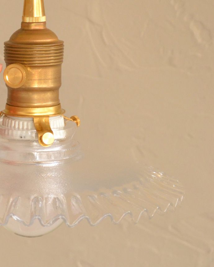 壁付けブラケット　照明・ライティング　可愛いフリルのガラスシェードが付いたメープル材の伸長式壁付けブラケット（Ｅ26型丸球1個付）。。(wr-108c-b)