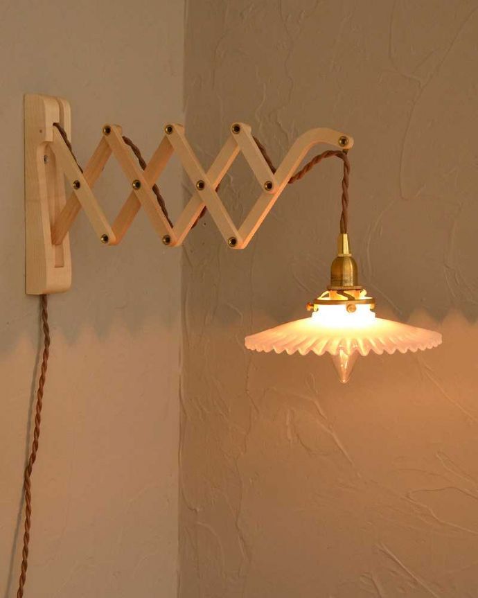 壁付けブラケット　照明・ライティング　可愛いフリルのガラスシェードが付いたメープル材の伸長式壁付けブラケット（Ｅ26型丸球1個付）。。(wr-108w-b)