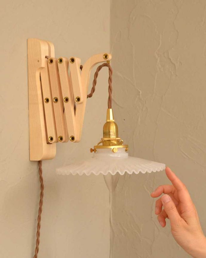 壁付けブラケット　照明・ライティング　可愛いフリルのガラスシェードが付いたメープル材の伸長式壁付けブラケット（Ｅ17型シャンデリア球1個付）。。(wr-108w-a)