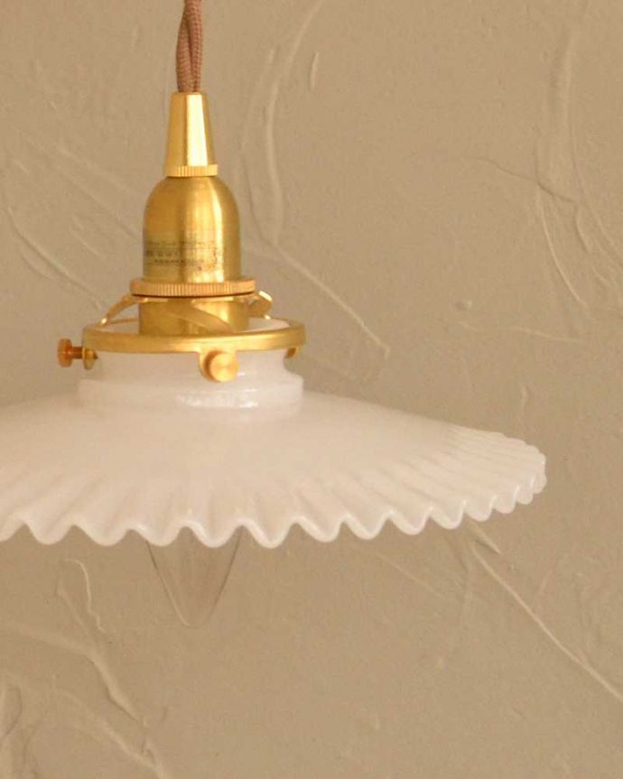 壁付けブラケット　照明・ライティング　可愛いフリルのガラスシェードが付いたメープル材の伸長式壁付けブラケット（Ｅ17型シャンデリア球1個付）。。(wr-108w-a)
