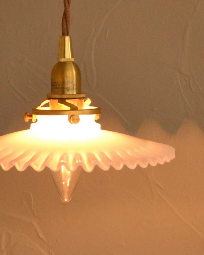 壁付けブラケット　照明・ライティング　可愛いフリルのガラスシェードが付いたメープル材の伸長式壁付けブラケット（Ｅ26型丸球1個付）。。(wr-108w-b)