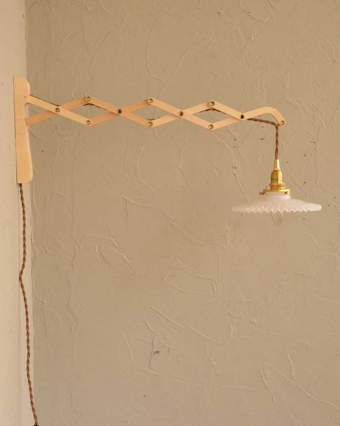 壁付けブラケット　照明・ライティング　可愛いフリルのガラスシェードが付いたメープル材の伸長式壁付けブラケット（Ｅ26型丸球1個付）。。(wr-108w-b)