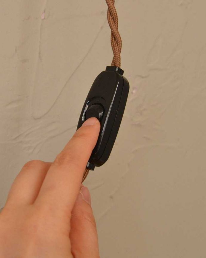 壁付けブラケット　照明・ライティング　可愛いフリルのガラスシェードが付いたメープル材の伸長式壁付けブラケット（Ｅ17型シャンデリア球1個付）。。(wr-108w-a)