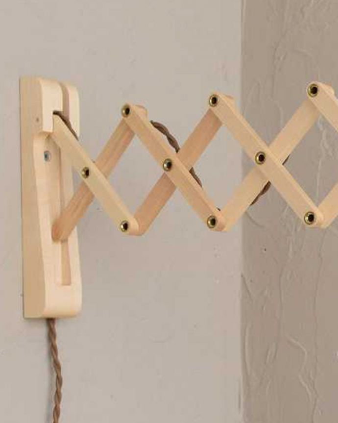 壁付けブラケット　照明・ライティング　可愛いフリルのガラスシェードが付いたメープル材の伸長式壁付けブラケット（Ｅ26型丸球1個付）。。(wr-108w-b)